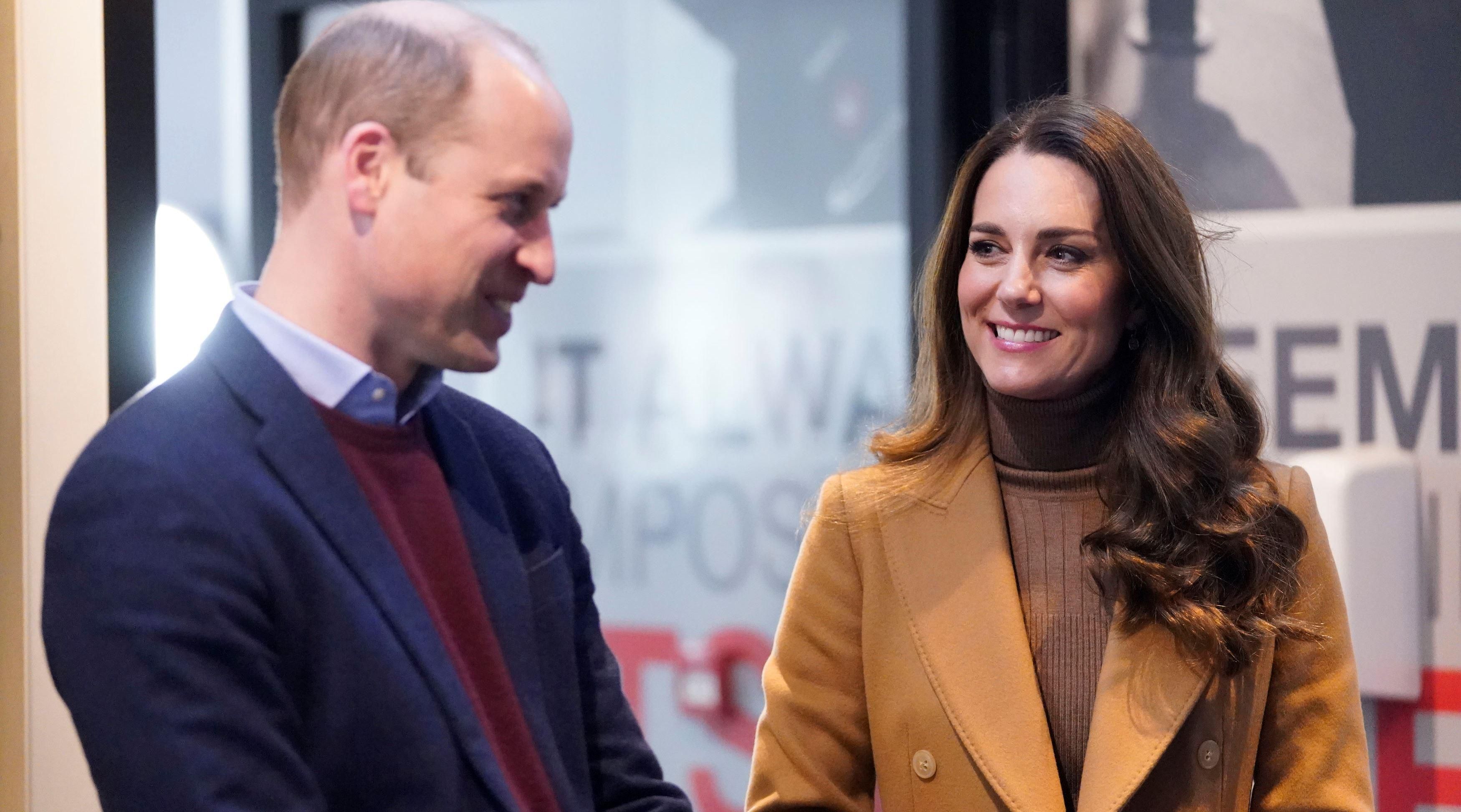 У пальті верблюжого кольору: Кейт Міддлтон та принц Вільям зустрілись з цуценям-терапевтом - Новини шоу-бізнесу - Showbiz
