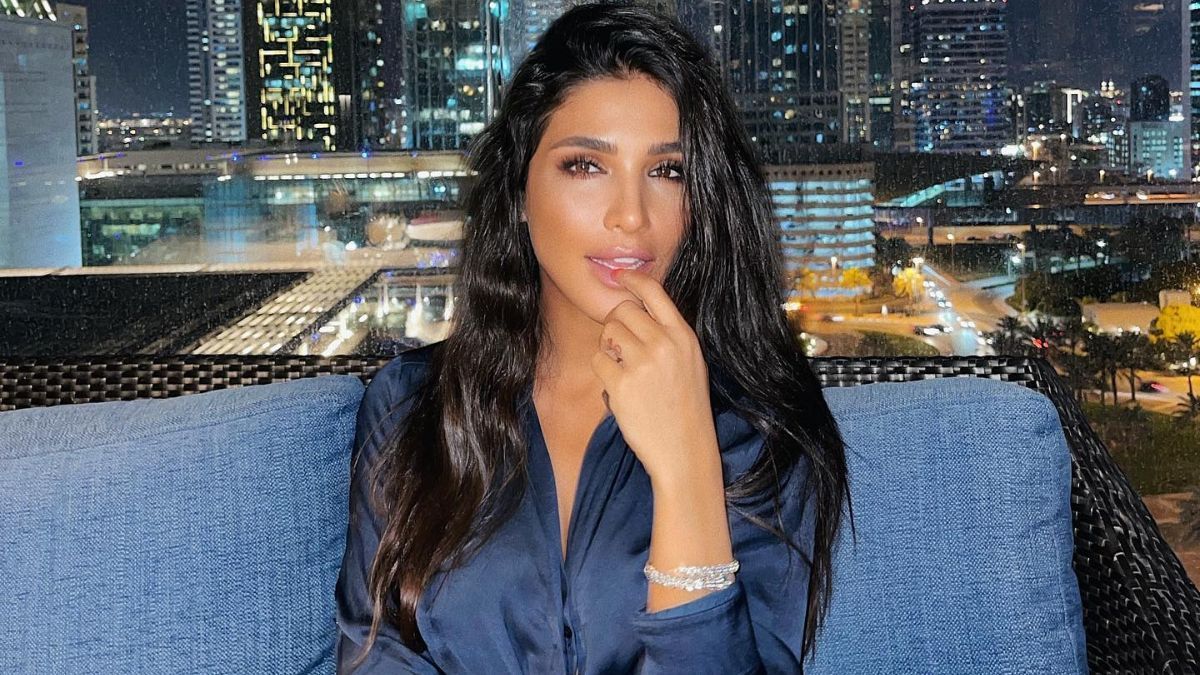 В черной блузке: Санта Димопулос ошеломила фото на фоне вечернего Дубая В черной блузке: Санта Димопулос ошеломила фото на фоне вечернего Дубая