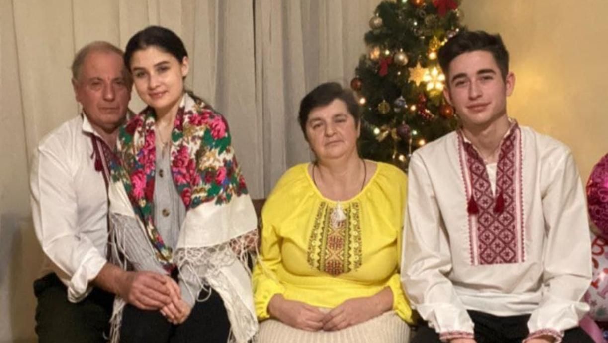 На коленях у свекра: любимая Сасанчина поделилась теплым семейным фото