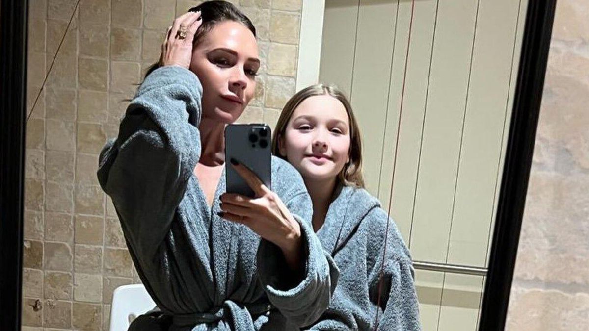 У банних халатах: Вікторія Бекхем поділилась зворушливим домашнім фото з донькою - Новини шоу-бізнесу - Showbiz