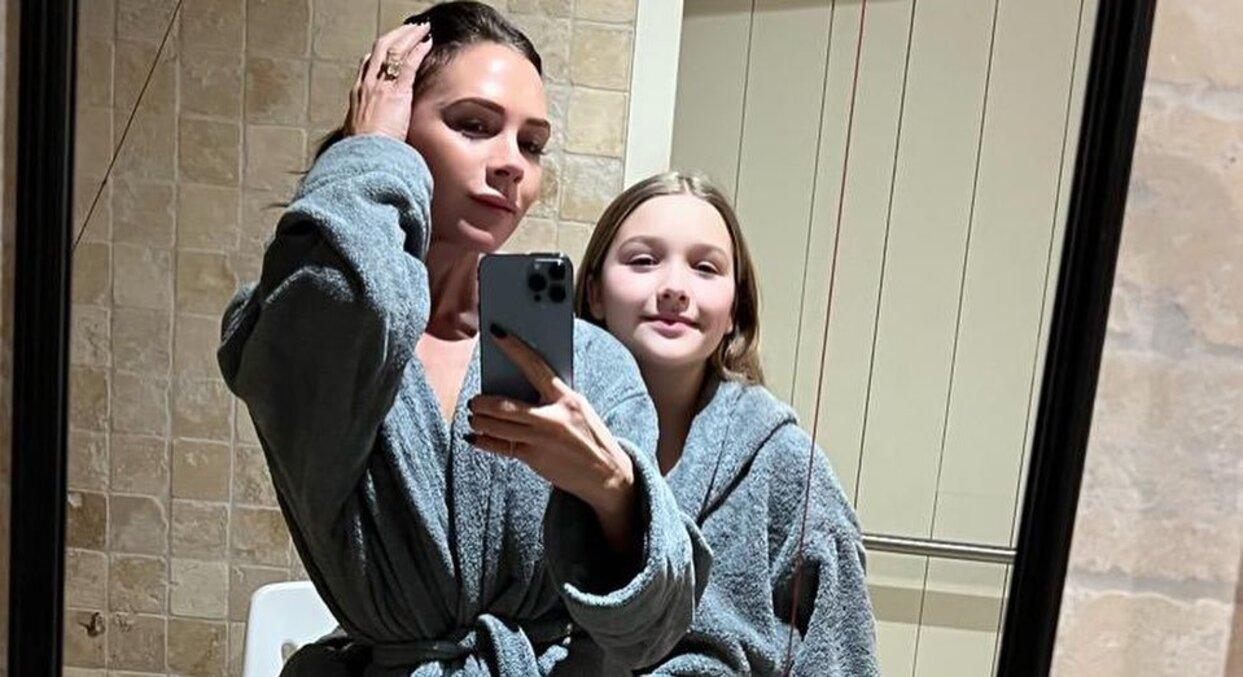В банных халатах: Виктория Бекхэм поделилась трогательным домашним фото с дочерью