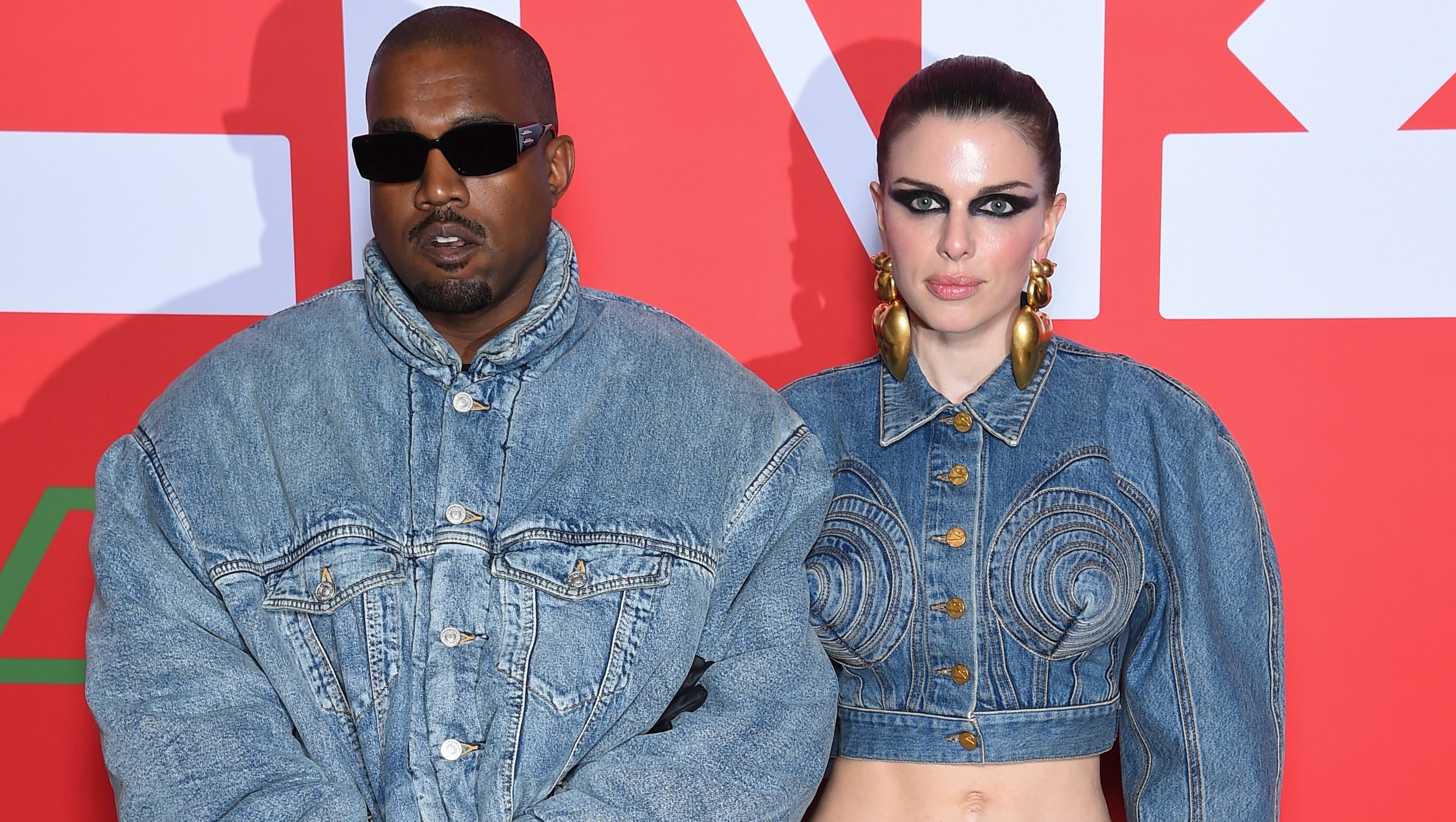 У трендових джинсових образах: Каньє Вест вийшов у світ з коханою на Тижні моди - Новини шоу-бізнесу - Showbiz У трендових джинсових образах: Каньє Вест вийшов у світ з коханою на Тижні моди - Новини шоу-бізнесу - Showbiz