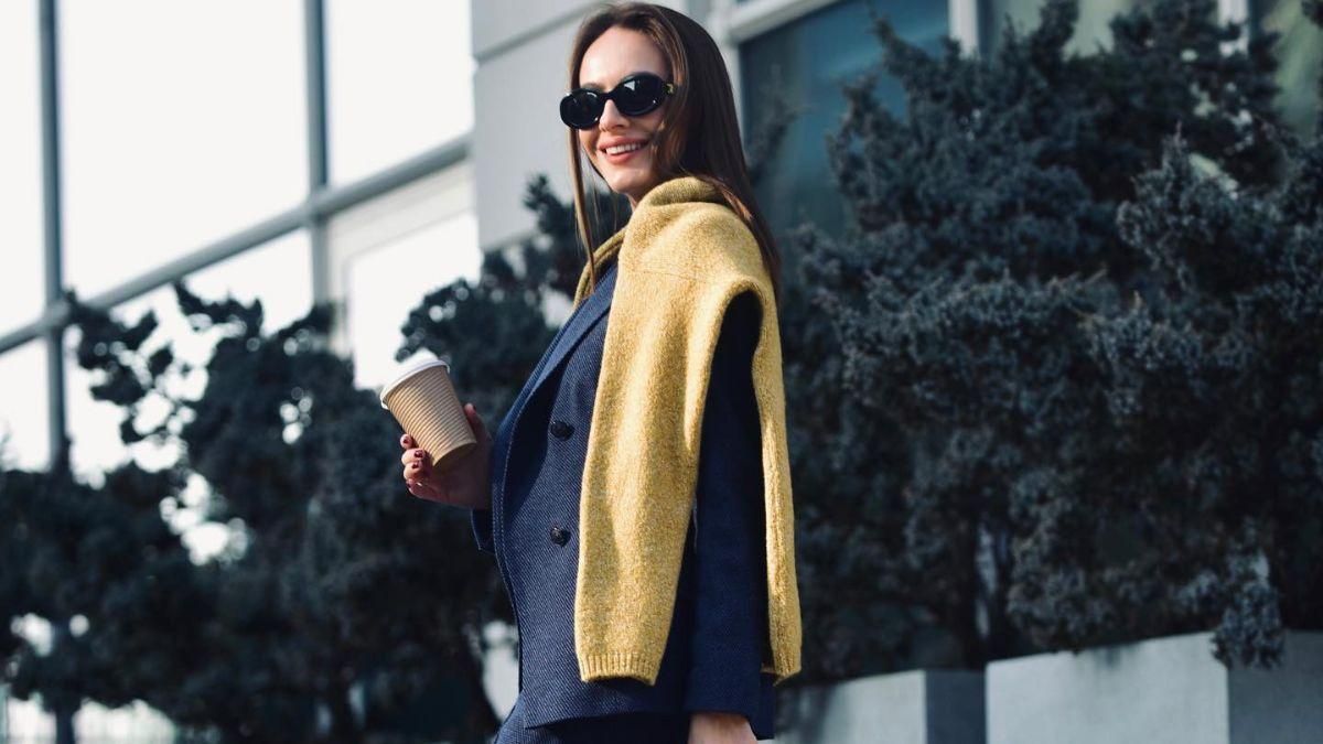 Жена Владимира Остапчука показала стильный образ в синем костюме: фото Жена Владимира Остапчука показала стильный образ в синем костюме: фото