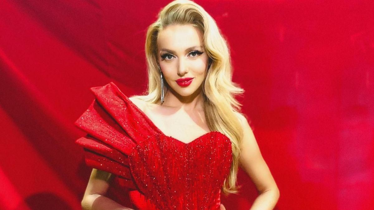 Оля Полякова похвасталась стройными ножками в красном мини-платье: эффектные кадры Оля Полякова похвасталась стройными ножками в красном мини-платье: эффектные кадры