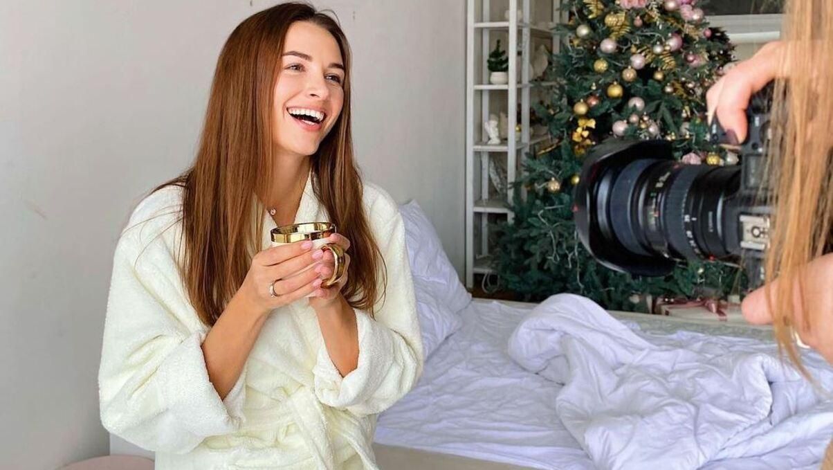 У світлому халаті: дружина Григорія Решетника позувала у домашньому образі - Новини шоу-бізнесу - Showbiz У світлому халаті: дружина Григорія Решетника позувала у домашньому образі - Новини шоу-бізнесу - Showbiz