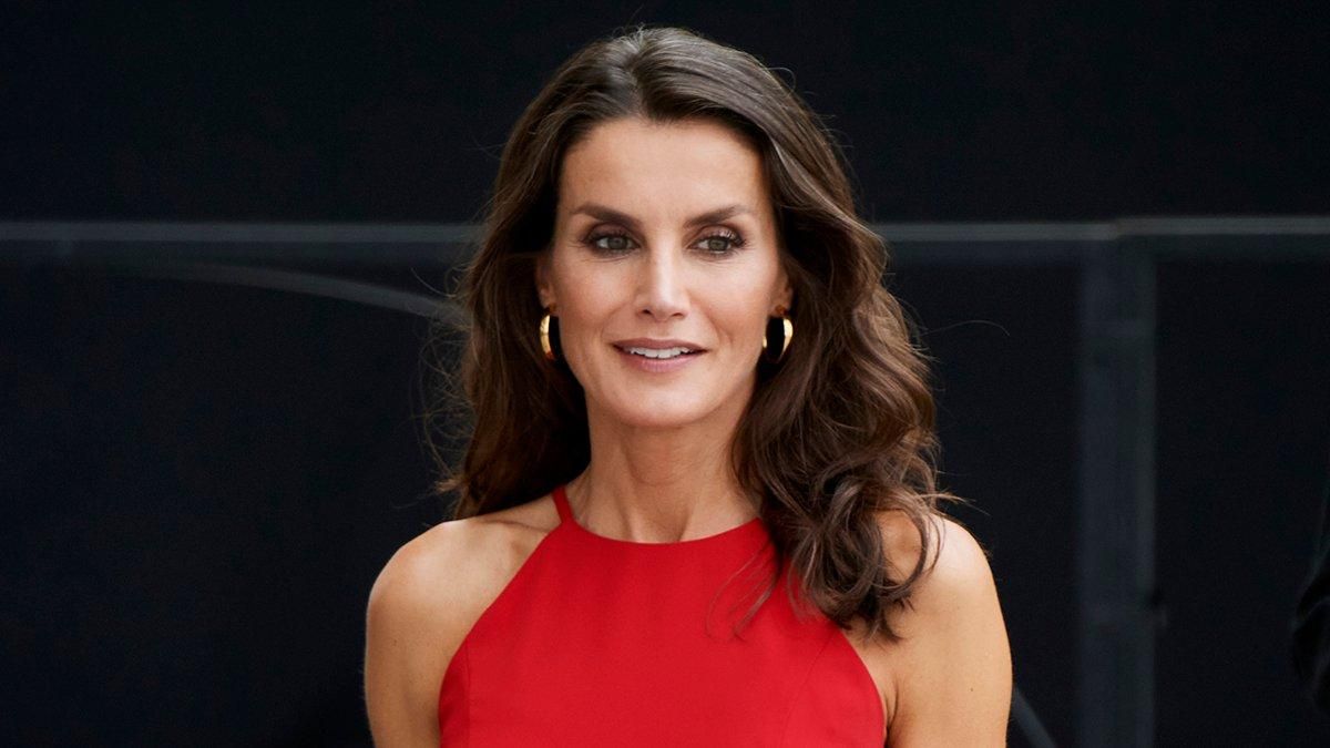 Вишуканий вихід: королева Летиція з'явилась на публіці у розкішній сукні вишневого кольору - Новини шоу-бізнесу - Showbiz Вишуканий вихід: королева Летиція з'явилась на публіці у розкішній сукні вишневого кольору - Новини шоу-бізнесу - Showbiz