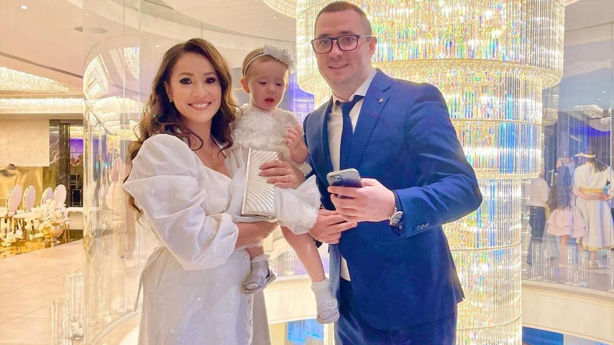 На прогулке с мужем и дочкой: Наталья Карпа показала редкое фото На прогулке с мужем и дочкой: Наталья Карпа показала редкое фото