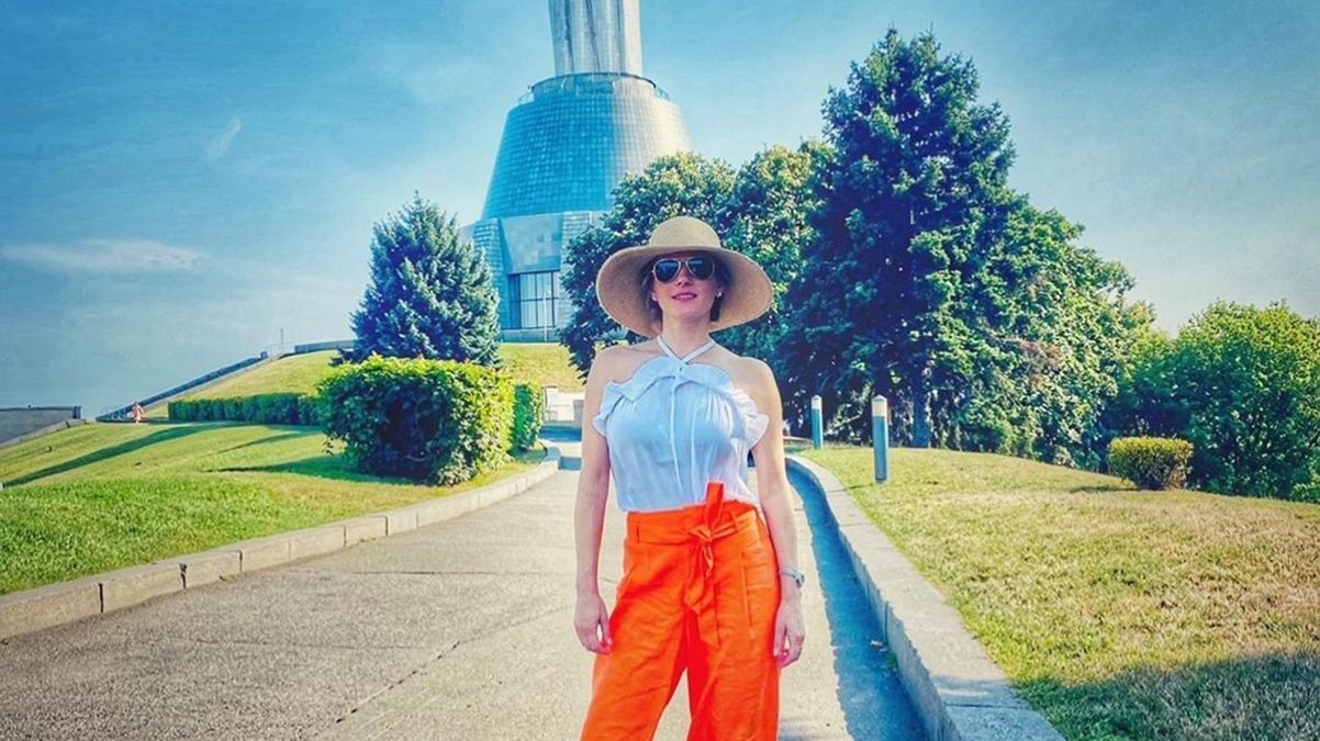 Голливудская актриса Кэтрин Винник поддержала Украину: символическое фото на фоне Родины-матери