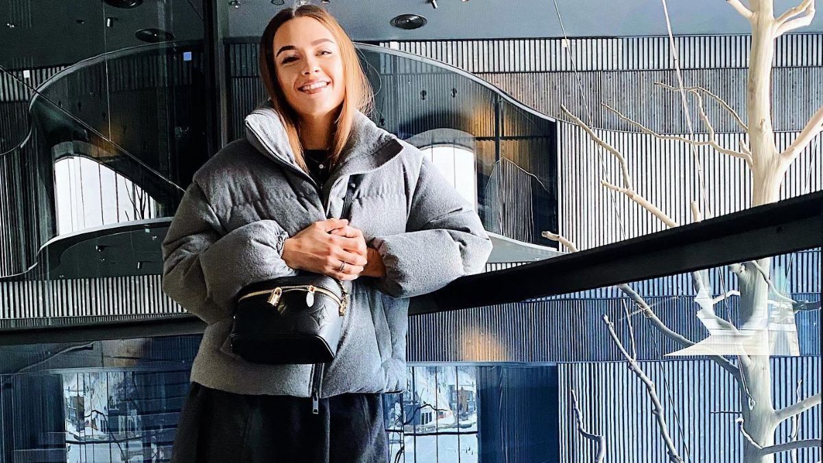 Жена Григория Решетника похвасталась повседневным образом в мини-платье и пуховике Жена Григория Решетника похвасталась повседневным образом в мини-платье и пуховике