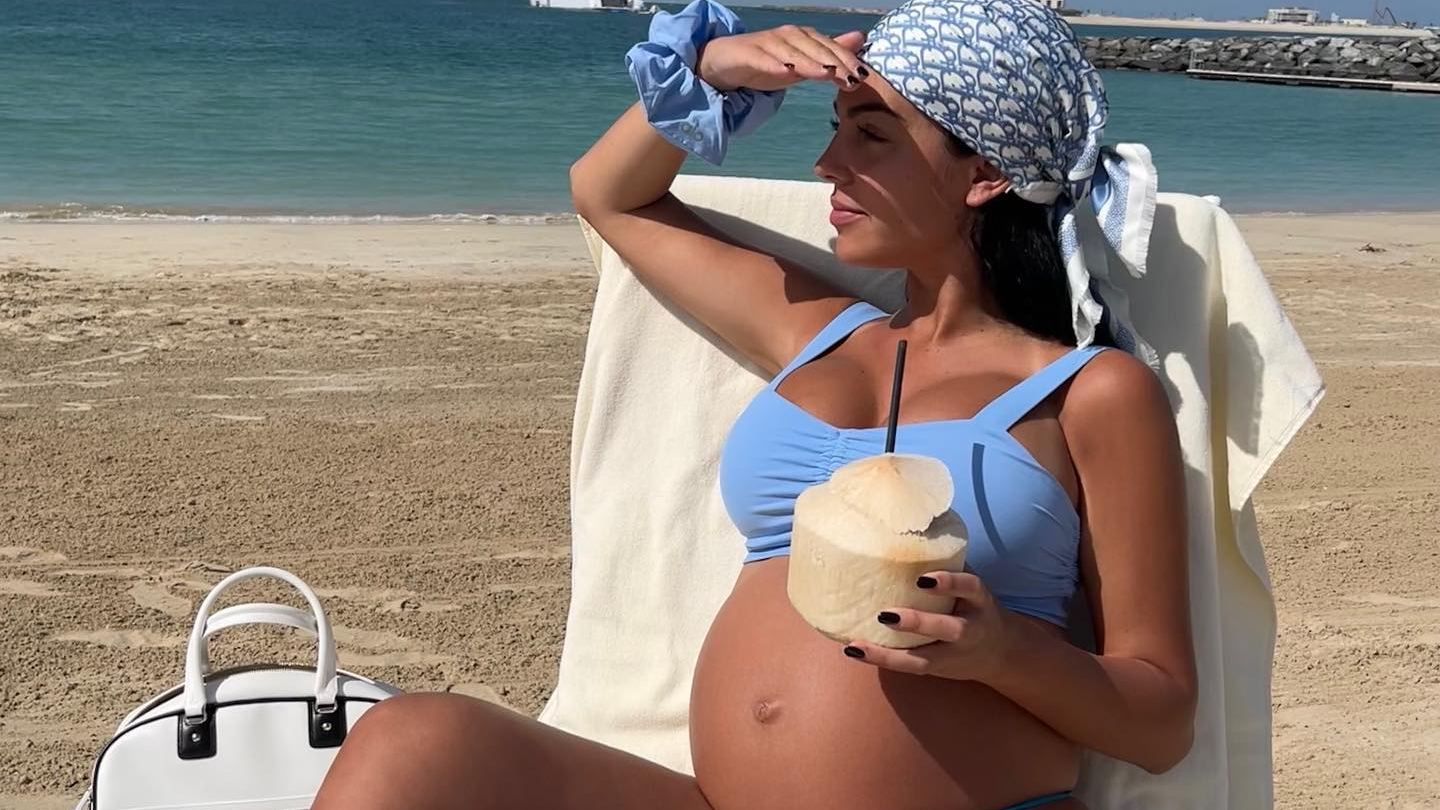 "В раю": беременная Джорджина Родригес показала семейный отдых в Дубае – солнечные фото