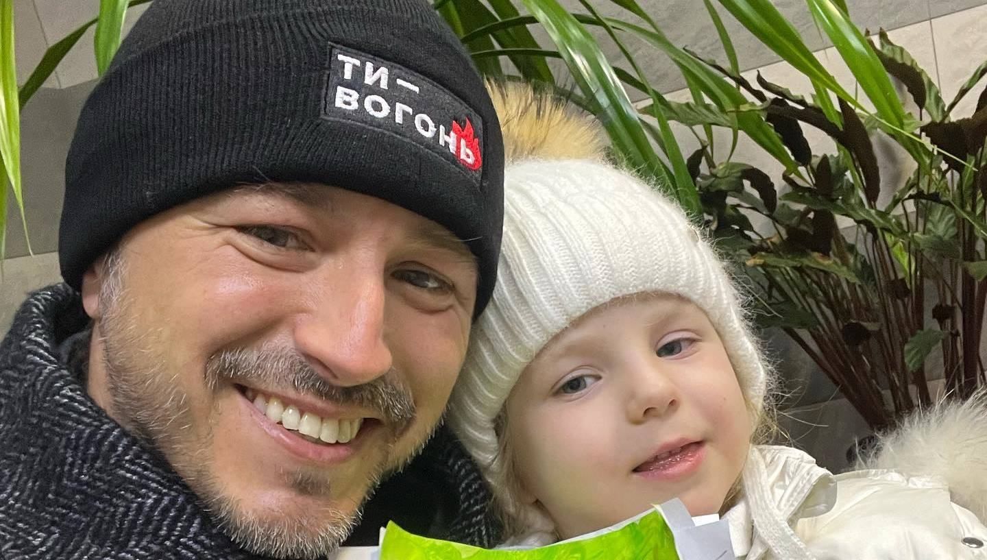 "Копия папы": Сергей Притула показал, как забирает дочь из детского сада "Копия папы": Сергей Притула показал, как забирает дочь из детского сада