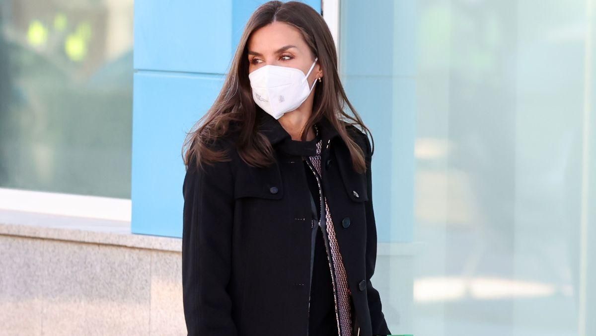 Королева Летиція вийшла у світ в чорному пальті: фото елегантного образу - Showbiz Королева Летиція вийшла у світ в чорному пальті: фото елегантного образу - Showbiz