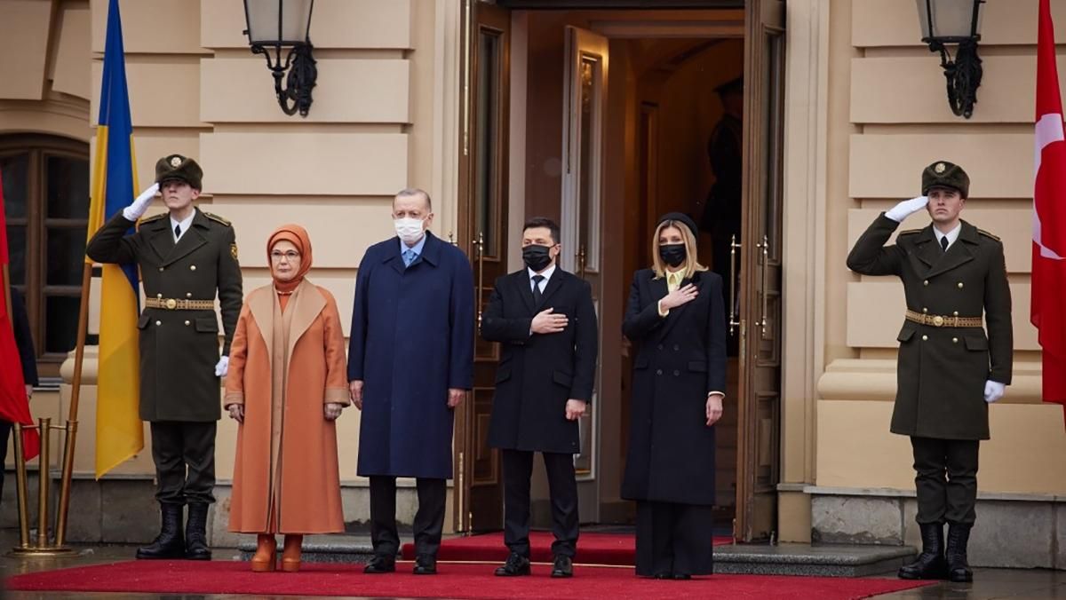 Шляпка и любимые штаны палаццо: образ Елены Зеленской на встрече с президентом Турции