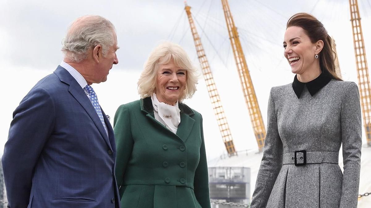 Кейт Миддлтон вышла в свет со свекрами и показала сдержанный образ в сером платье Кейт Миддлтон вышла в свет со свекрами и показала сдержанный образ в сером платье
