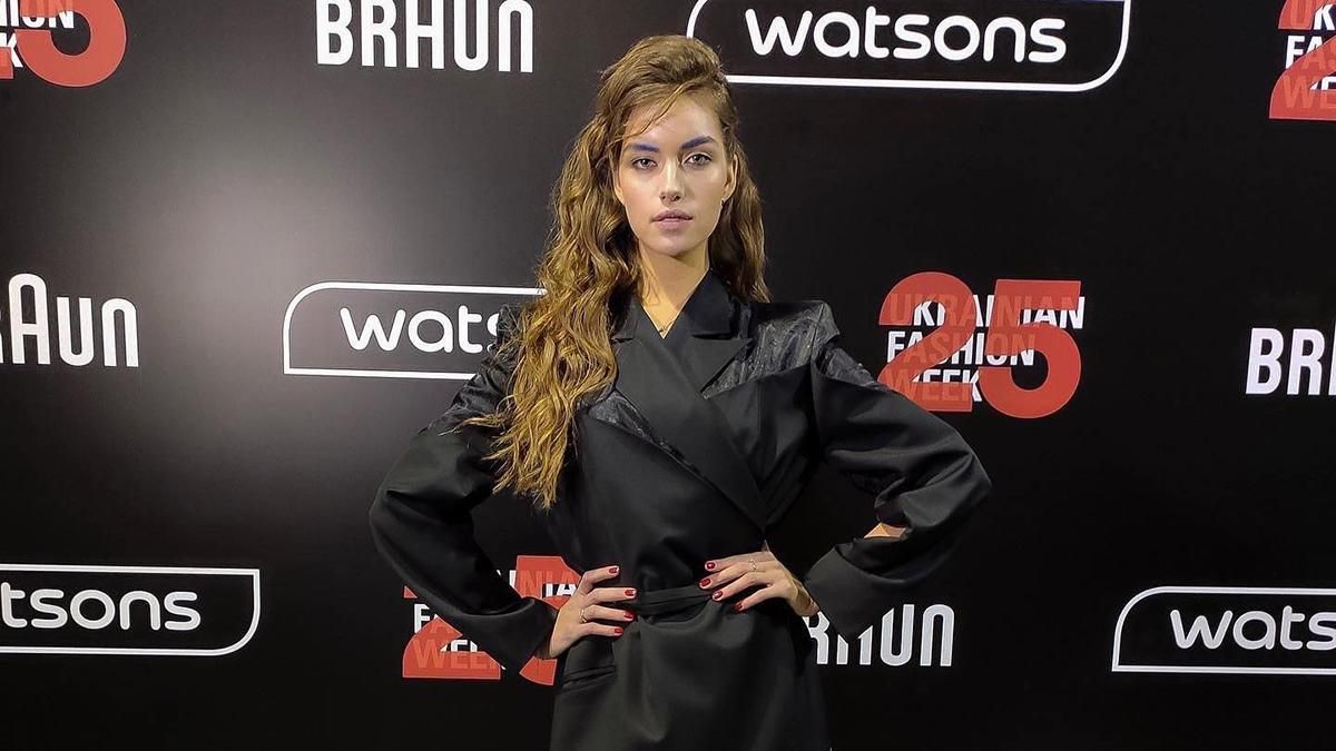 Сміливе міні та сині брови: Олександра Кучеренко вийшла на подіум Ukrainian Fashion Week - Showbiz Сміливе міні та сині брови: Олександра Кучеренко вийшла на подіум Ukrainian Fashion Week - Showbiz