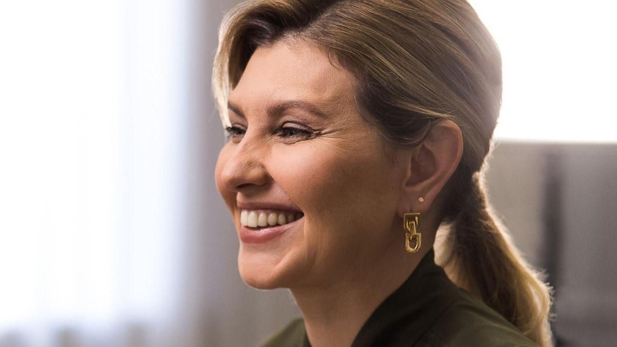 У блузці кольору хакі та джинсах: Олена Зеленська зачарувала елегантністю у прямому ефірі - Showbiz У блузці кольору хакі та джинсах: Олена Зеленська зачарувала елегантністю у прямому ефірі - Showbiz