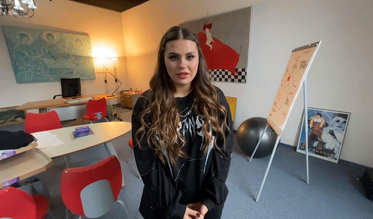 Солистка группы KAZKA назвала самую дорогую вещь в гардеробе и наибольший месячный заработок Солистка группы KAZKA назвала самую дорогую вещь в гардеробе и наибольший месячный заработок