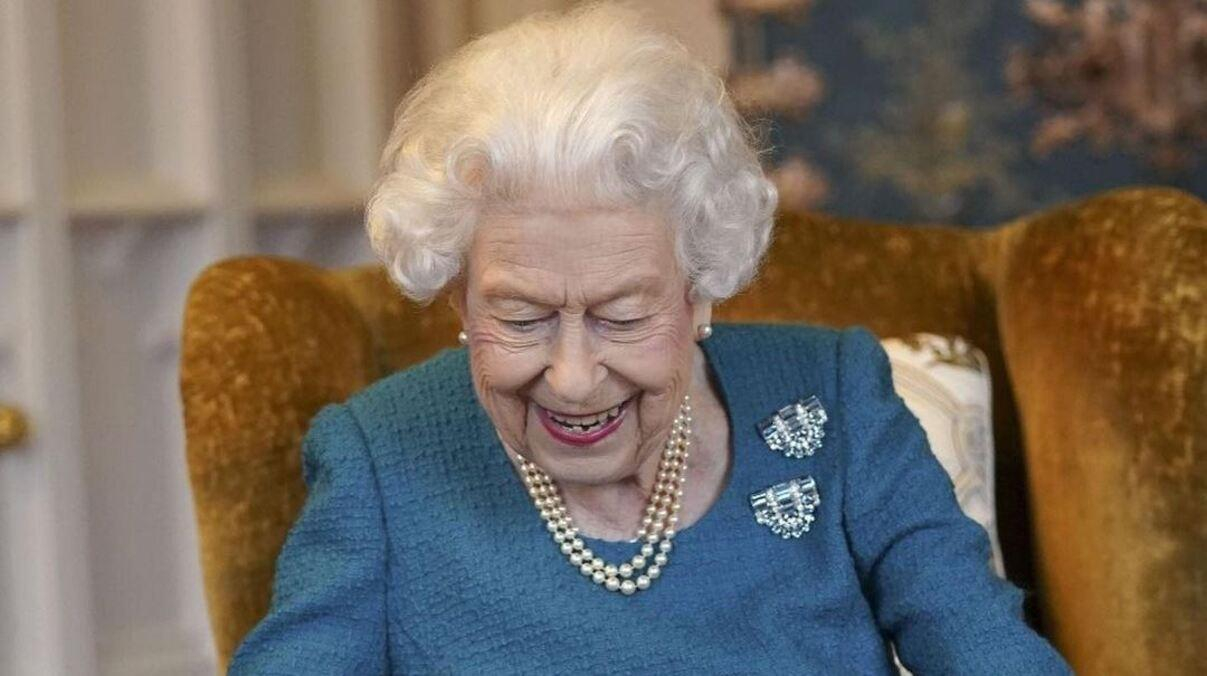 Єлизавета II постала на нових фото з нагоди ювілею: який look обрала королева - Новини шоу-бізнесу - Showbiz