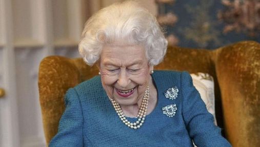 Елизавета II предстала на новых фото по случаю юбилея: какой look выбрала королева