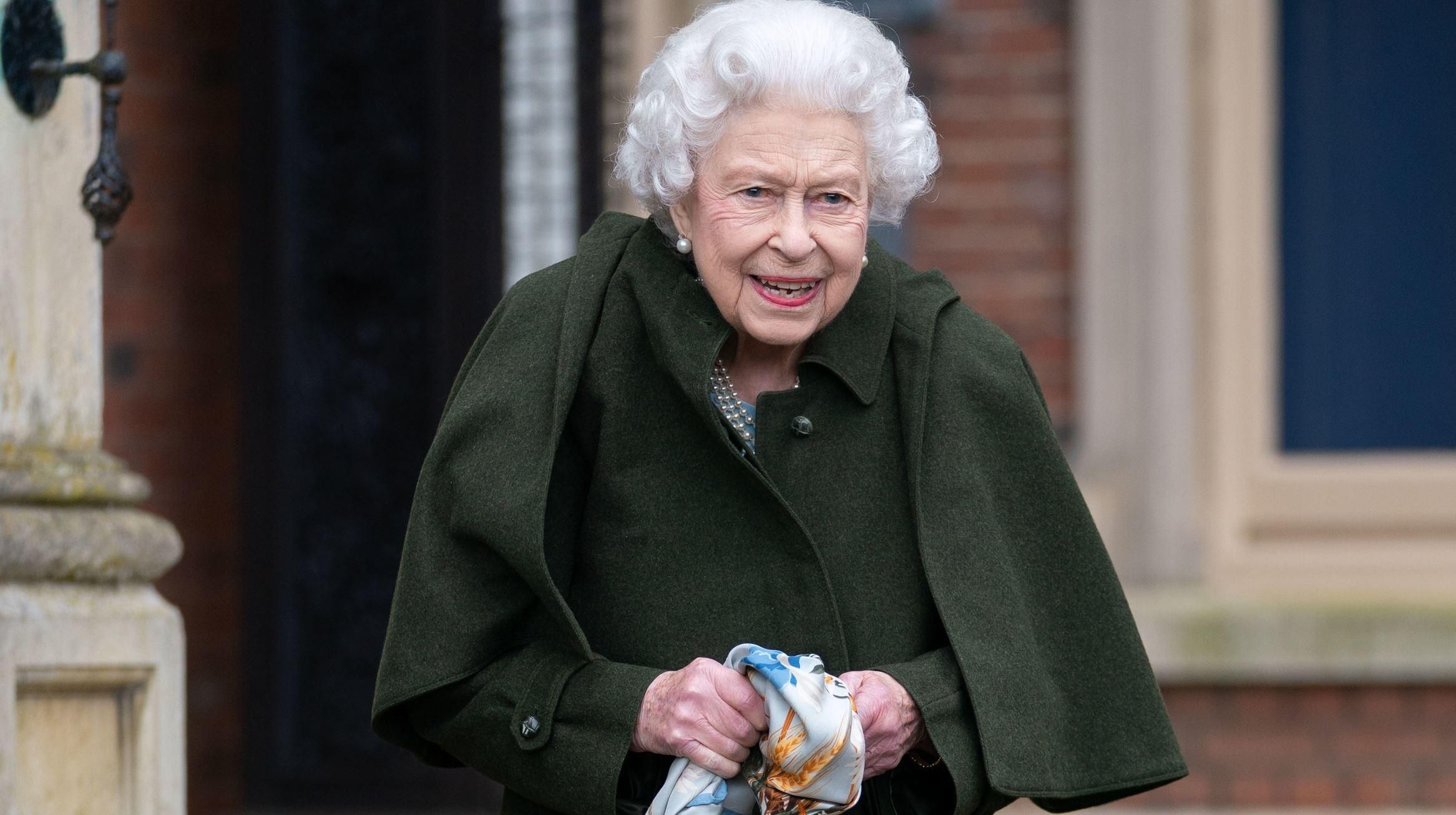Перед платиновым юбилеем правления: Елизавета II устроила чаепитие в голубом платье
