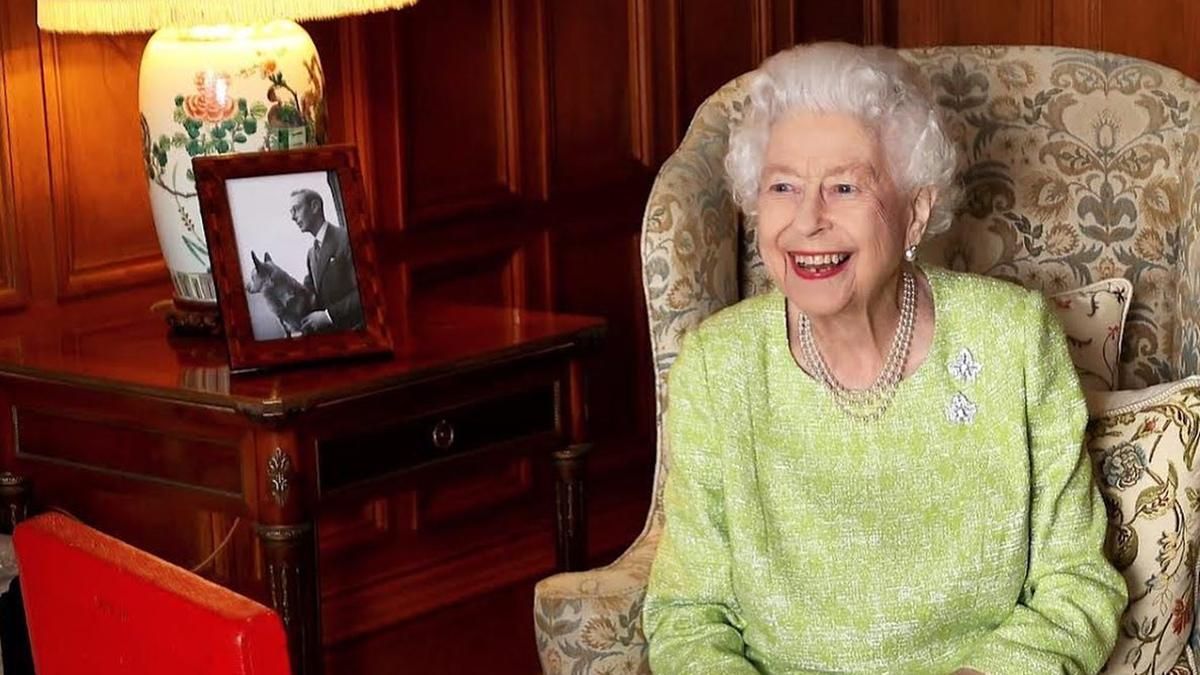 З нагоди платинового ювілею: 95-річна Єлизавета ІІ позувала в яскравій сукні та діамантах - Новини шоу-бізнесу - Showbiz