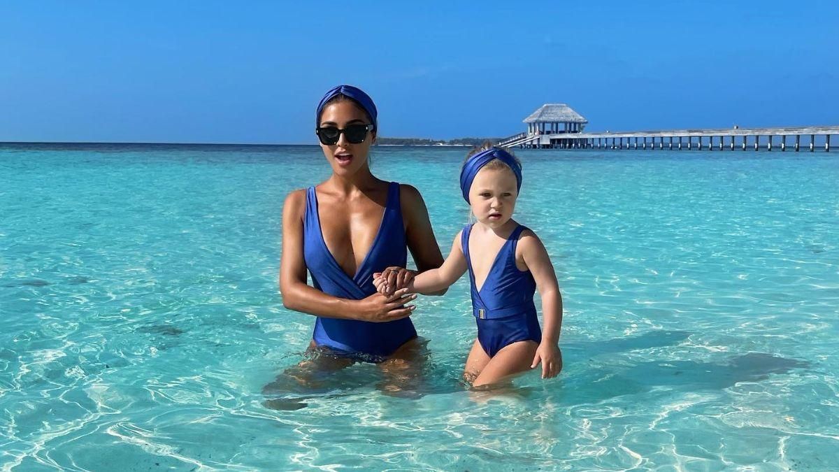 На Мальдивах с дочкой: Санта Димопулос очаровала новыми фотографиями с отдыха