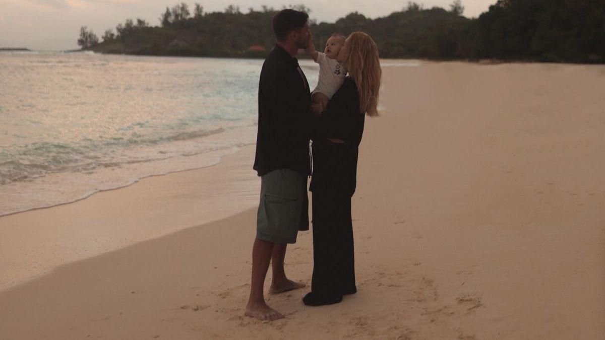 На берегу океана: Даша Квиткова в трогательной семейной фотосессии на Сейшелах На берегу океана: Даша Квиткова в трогательной семейной фотосессии на Сейшелах