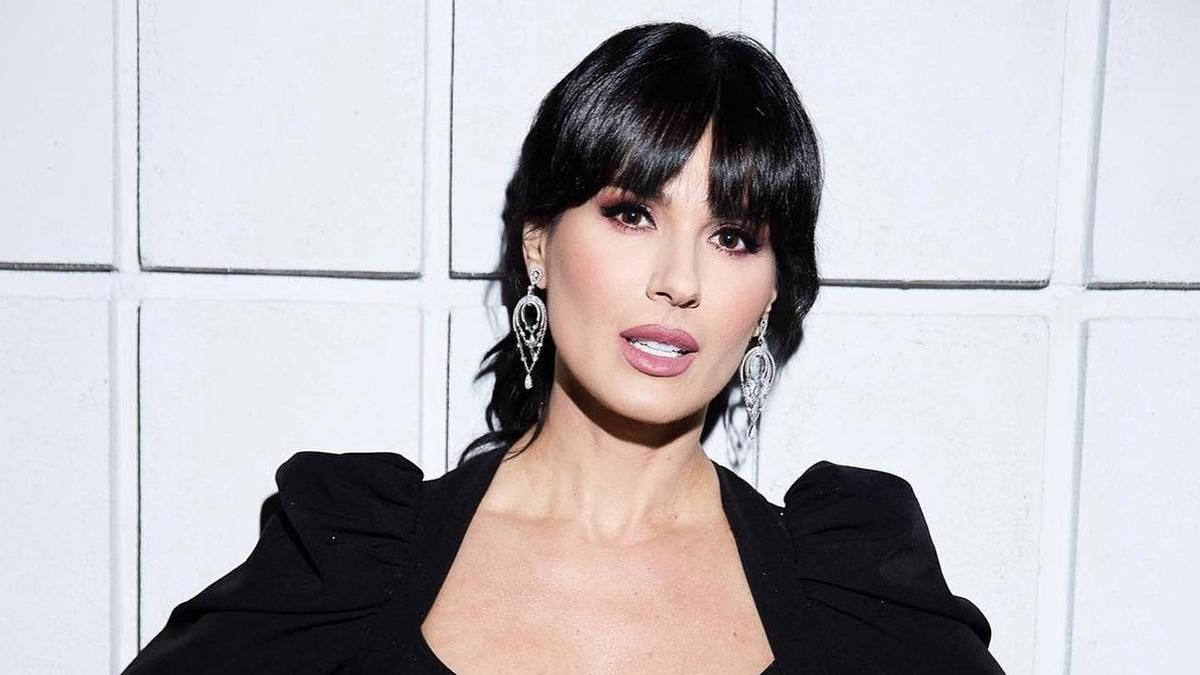 От яркой фуксии до золота: Маша Ефросинина выбирает платье на Нацотбор Евровидения-2022 От яркой фуксии до золота: Маша Ефросинина выбирает платье на Нацотбор Евровидения-2022