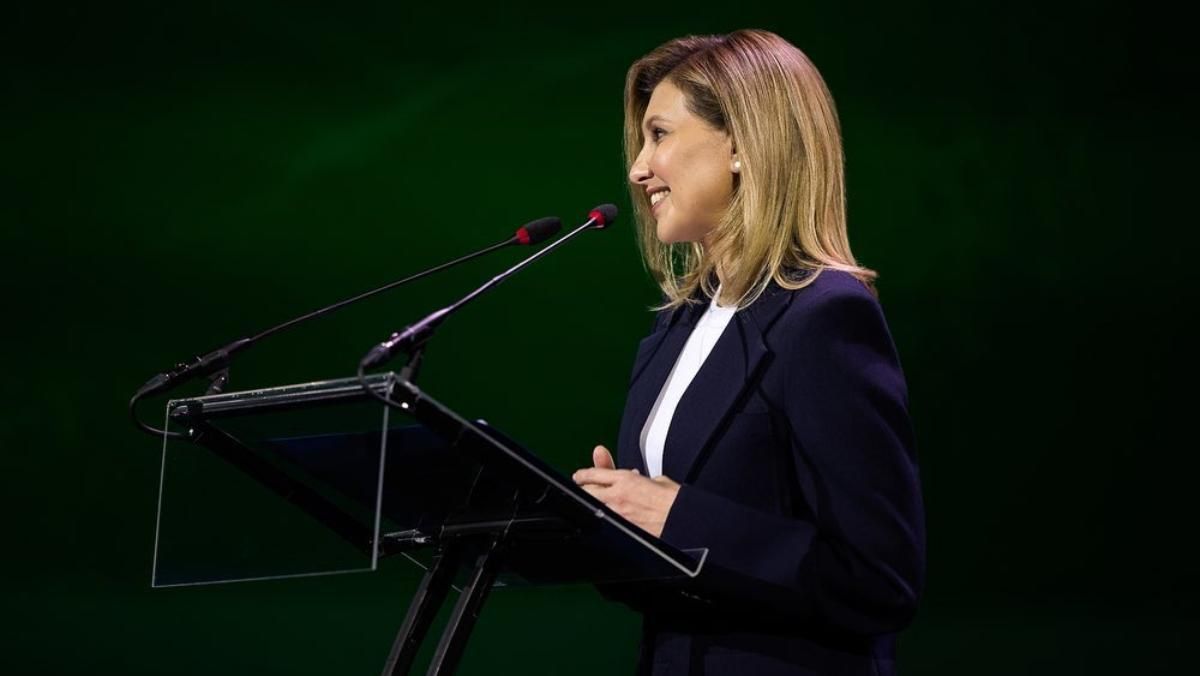 "Пандус між онлайн та офлайн": Олена Зеленська виступила на конференції Дії у синьому костюмі - Showbiz "Пандус між онлайн та офлайн": Олена Зеленська виступила на конференції Дії у синьому костюмі - Showbiz