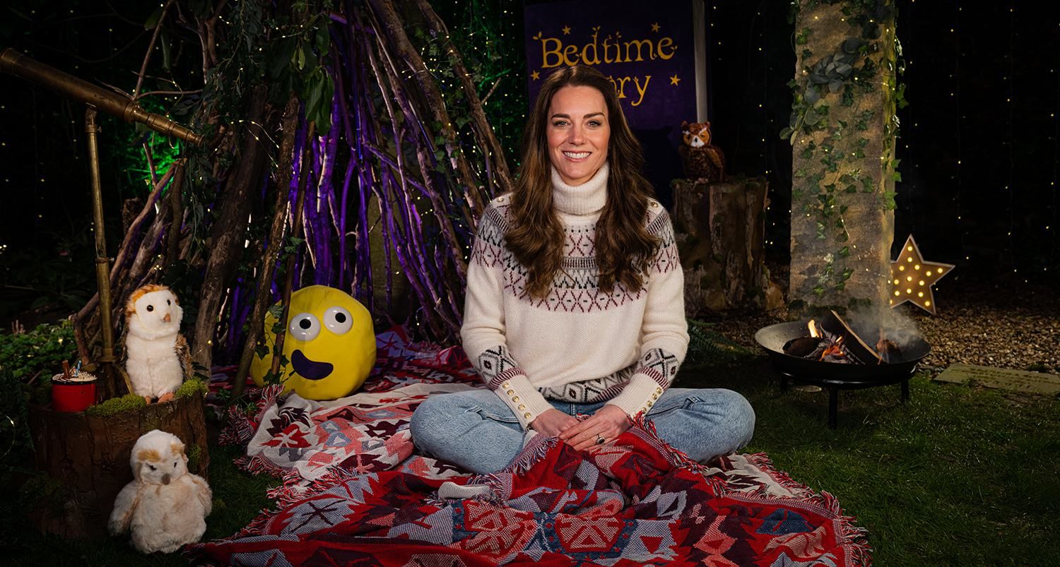 В свитере и джинсах: Кейт Миддлтон дебютировала на телевидении и прочитала сказку в детском шоу