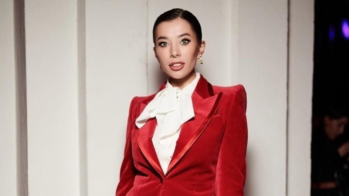 "Мисс Украина Вселенная" Анна Неплях сходила на Ukrainian Fashion Week в бархатном костюме Gucci "Мисс Украина Вселенная" Анна Неплях сходила на Ukrainian Fashion Week в бархатном костюме Gucci