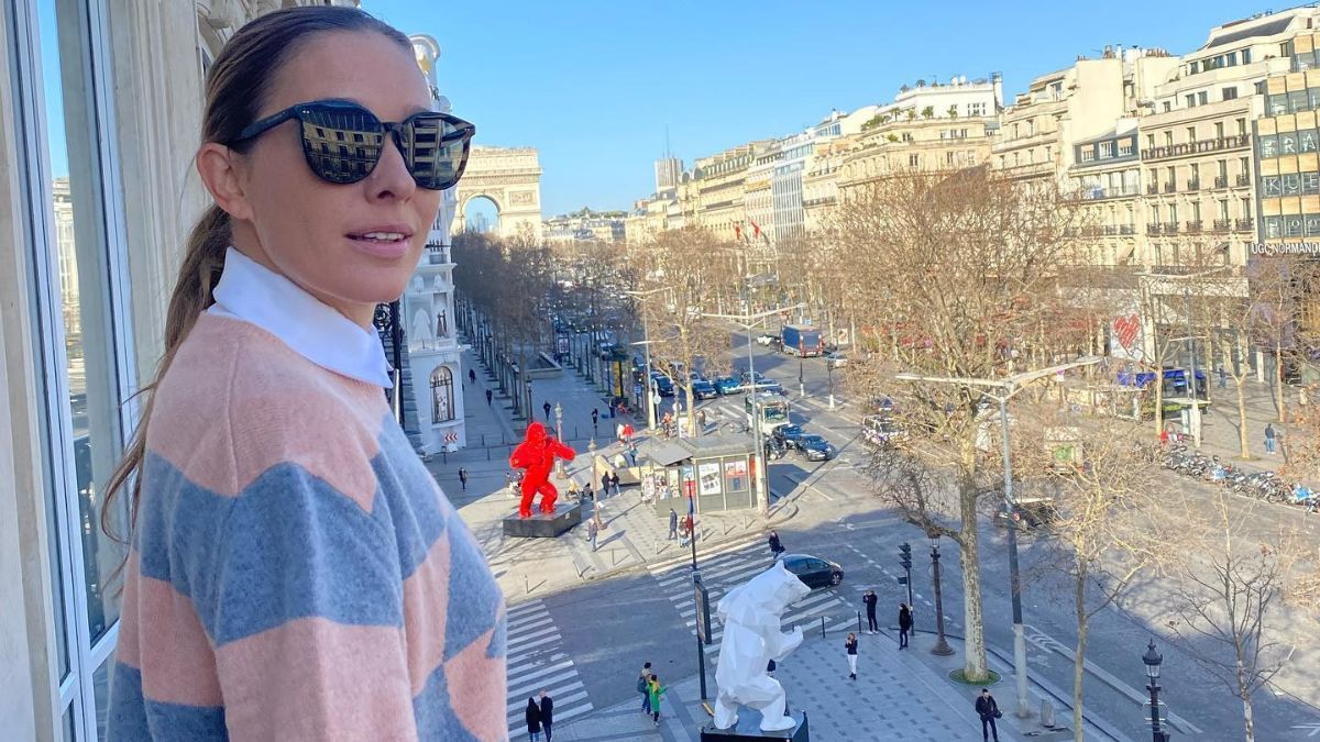У рожево-сірому светрі: Катя Осадча зачарувала повсякденним образом у Парижі - Showbiz