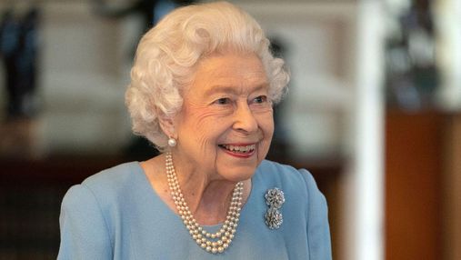 С тростью принца Филиппа: королева Елизавета II вышла в свет