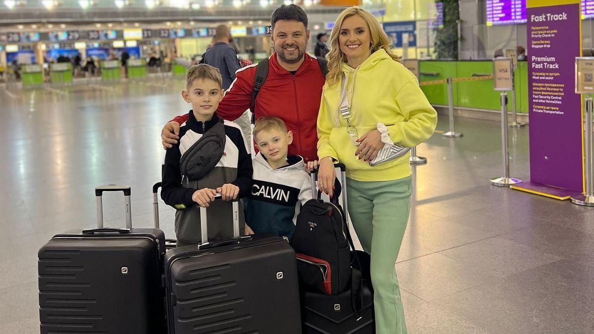 В долгожданное путешествие: Ирина Федишин с семьей улетела в отпуск