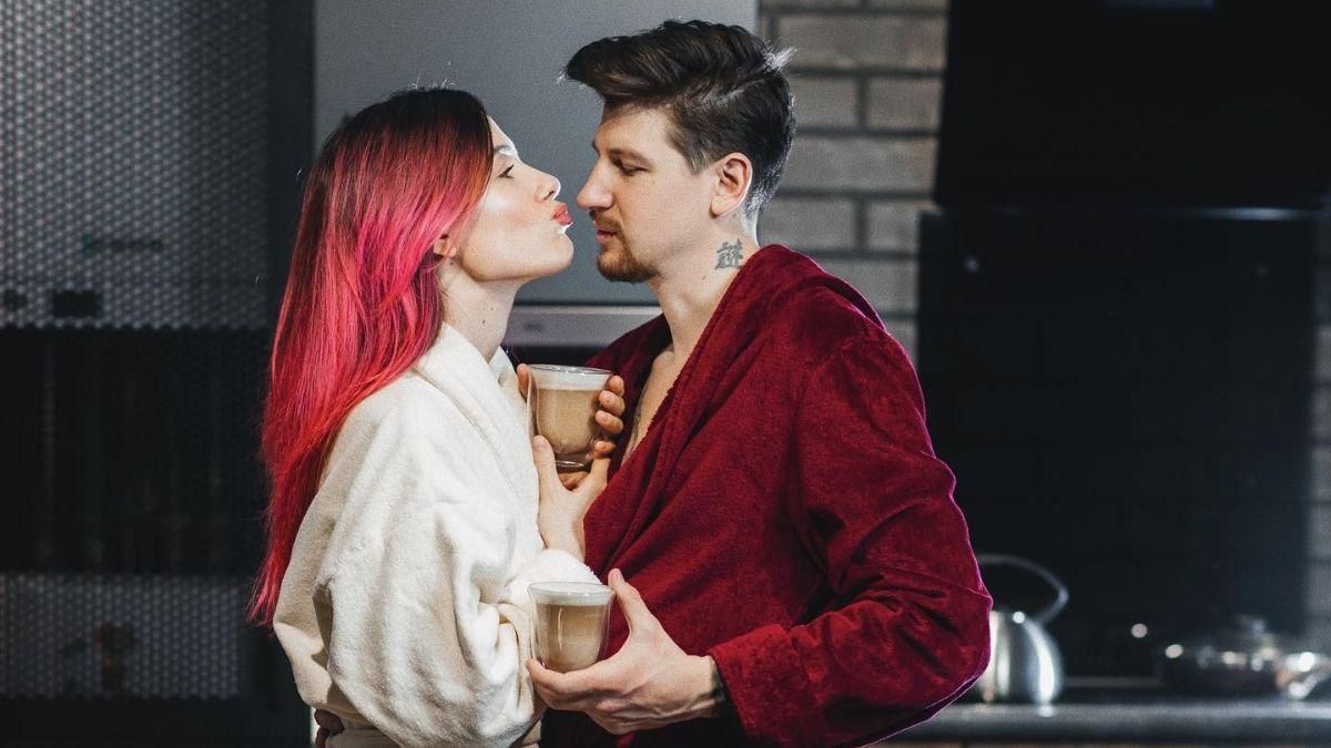 MamaRika показала, как проводит время на карантине с мужем: романтические фото MamaRika показала, как проводит время на карантине с мужем: романтические фото