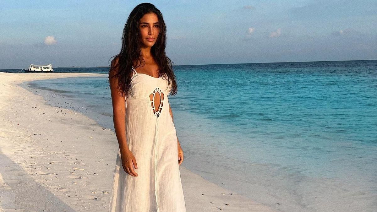 Санта Дімопулос на Мальдівах позувала в білій сукні: фото пляжного образу зірки - Showbiz