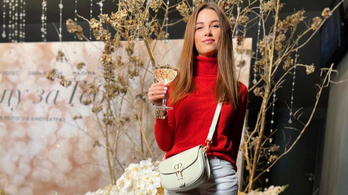 У червоному светрі та з шампанським у руці: Христина Решетник на допрем'єрному показі фільму - Showbiz