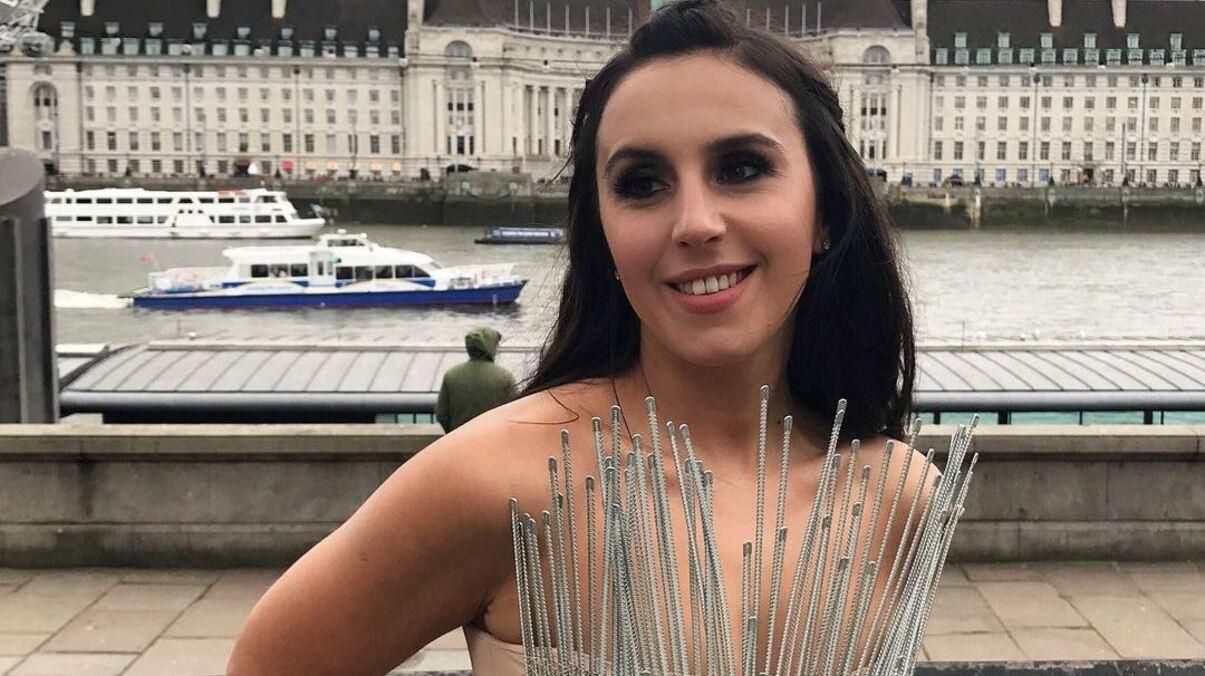 Джамала прокомментировала образ Адель и вспомнила свой эффектный look на церемонии Brit Awards Джамала прокомментировала образ Адель и вспомнила свой эффектный look на церемонии Brit Awards