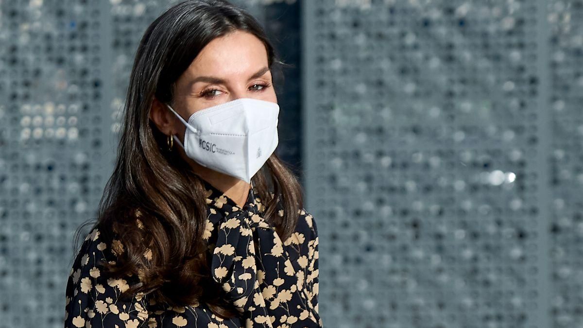 Королева Летиція зачарувала елегантністю у чорній сукні з принтом: ефектні фото - Showbiz Королева Летиція зачарувала елегантністю у чорній сукні з принтом: ефектні фото - Showbiz