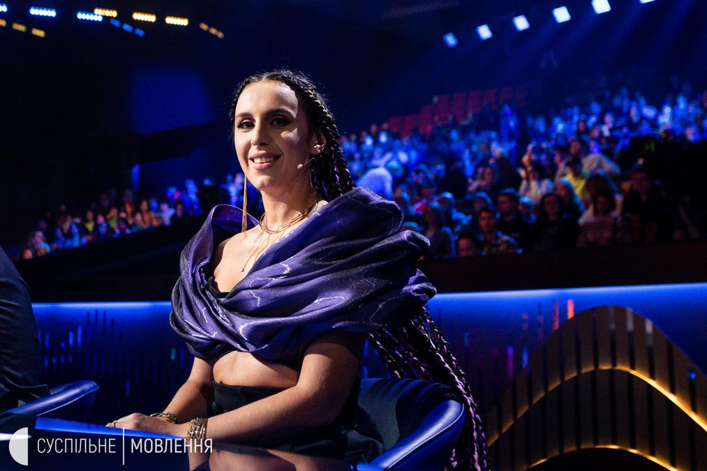 В фиолетовом наряде и с эффектной прической: Джамала покорила аутфитом на Нацотборе