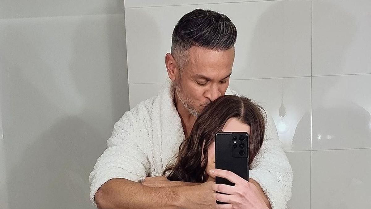 "Їй є 18?": мережа обговорює фото 50-річного Ектора Хіменеса-Браво з новою коханою - Новини шоу-бізнесу - Showbiz "Їй є 18?": мережа обговорює фото 50-річного Ектора Хіменеса-Браво з новою коханою - Новини шоу-бізнесу - Showbiz