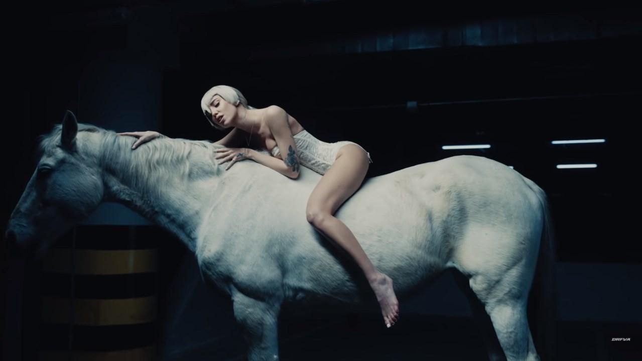 З незвичною зачіскою та верхи на коні: Надя Дорофєєва презентувала новий кліп і пісню - Новини шоу-бізнесу - Showbiz З незвичною зачіскою та верхи на коні: Надя Дорофєєва презентувала новий кліп і пісню - Новини шоу-бізнесу - Showbiz