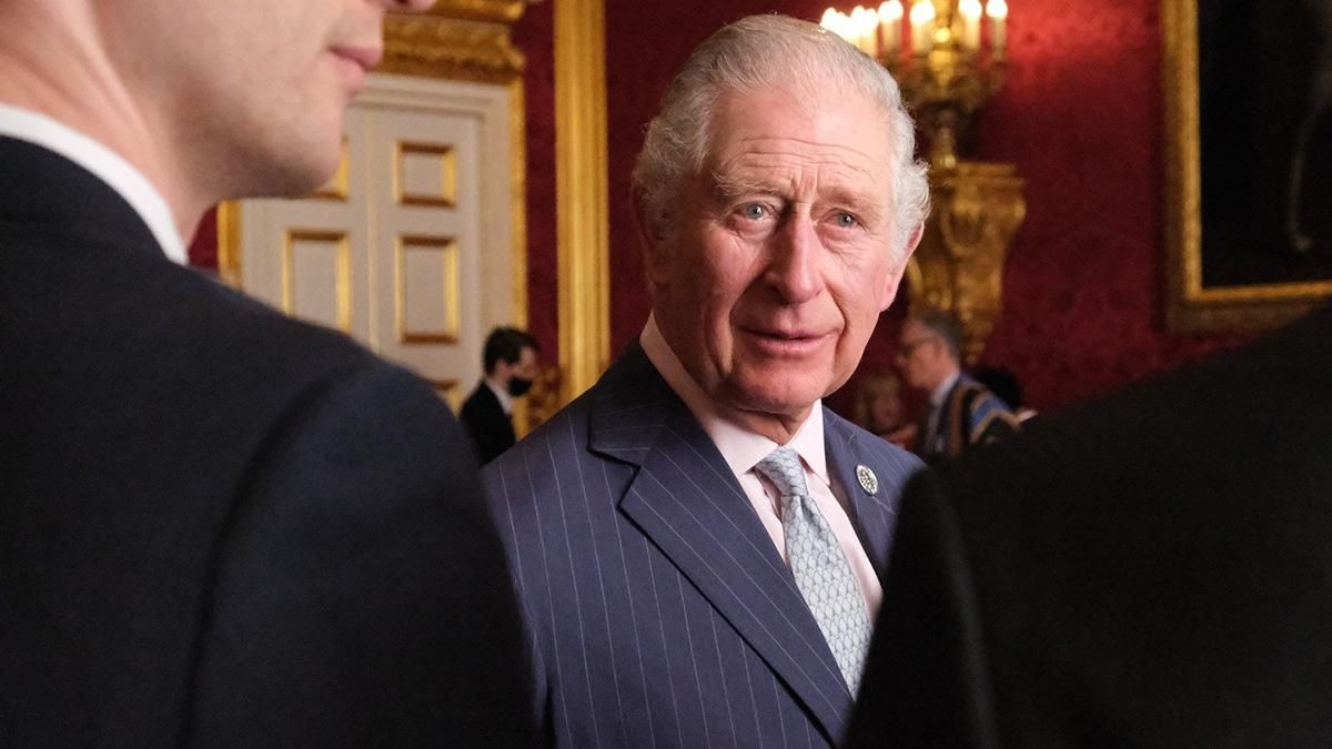 73-летний принц Чарльз выздоровел от коронавируса и показался на публике с сестрой