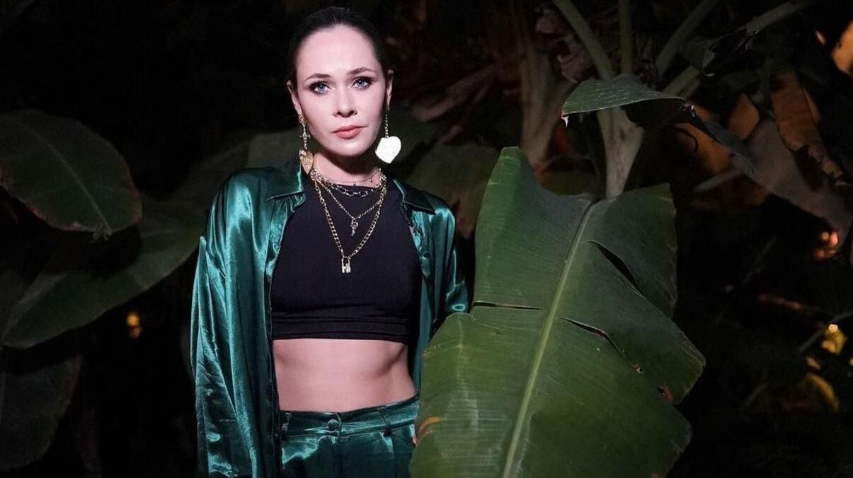 Юлия Санина покорила образом в изумрудном костюме: стильные фото с отдыха Юлия Санина покорила образом в изумрудном костюме: стильные фото с отдыха