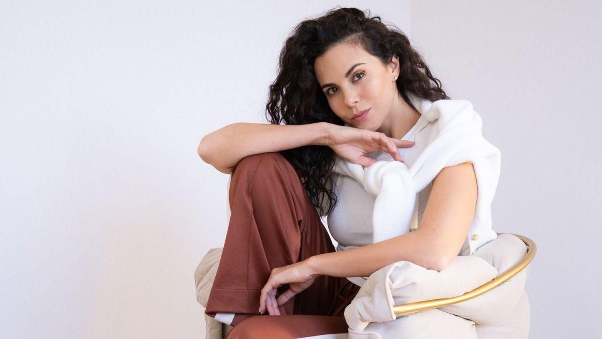 В белой футболке и коричневых брюках: Настя Каменских очаровала повседневным образом В белой футболке и коричневых брюках: Настя Каменских очаровала повседневным образом