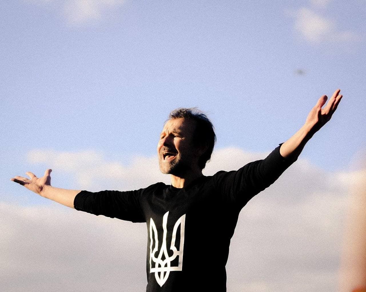 Чтобы поднять боевой дух: Океан Эльзы дал мини-концерт на "мосте Кличко" в Киеве Чтобы поднять боевой дух: Океан Эльзы дал мини-концерт на "мосте Кличко" в Киеве