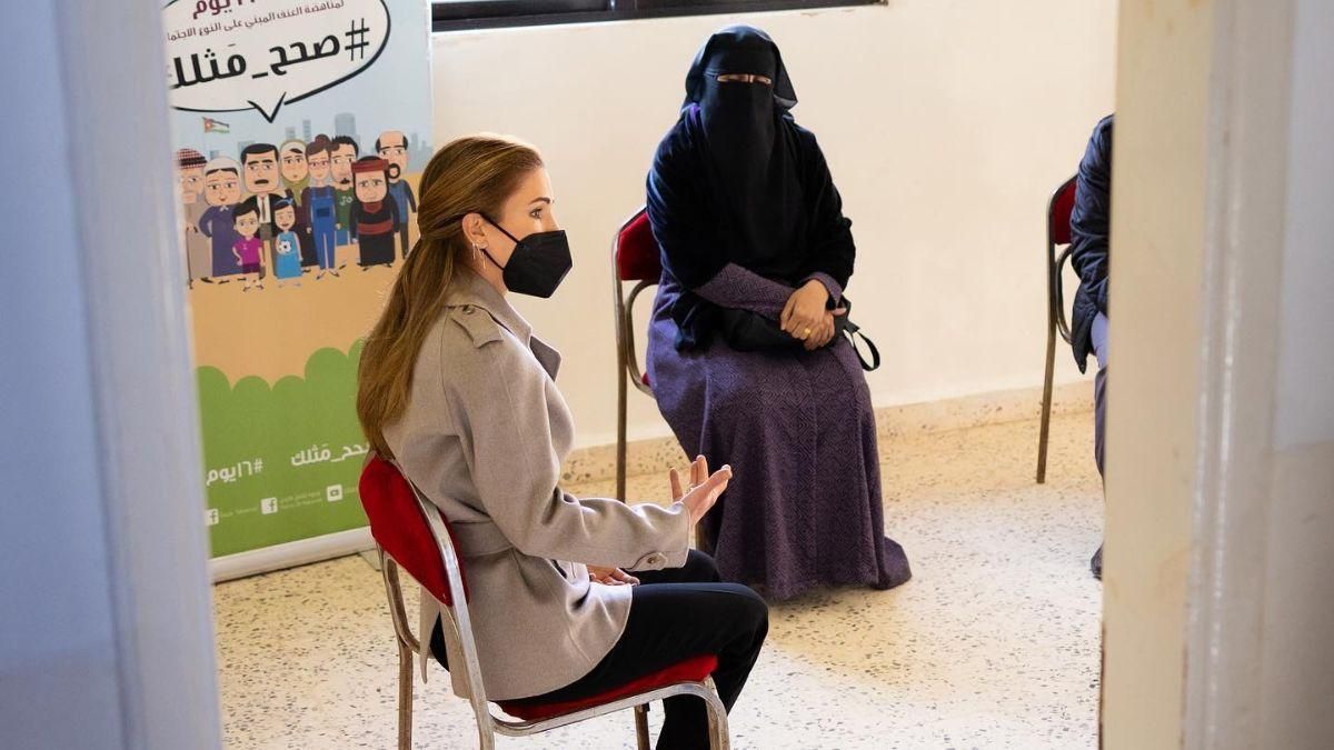 У сірому пальті: королева Ранія зачарувала новим весняним образом - Showbiz У сірому пальті: королева Ранія зачарувала новим весняним образом - Showbiz