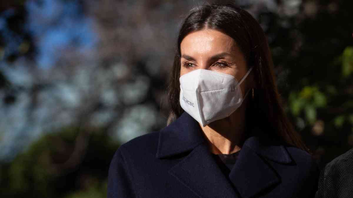 Королева Летиция продемонстрировала элегантный образ в черном платье с разрезом Королева Летиция продемонстрировала элегантный образ в черном платье с разрезом