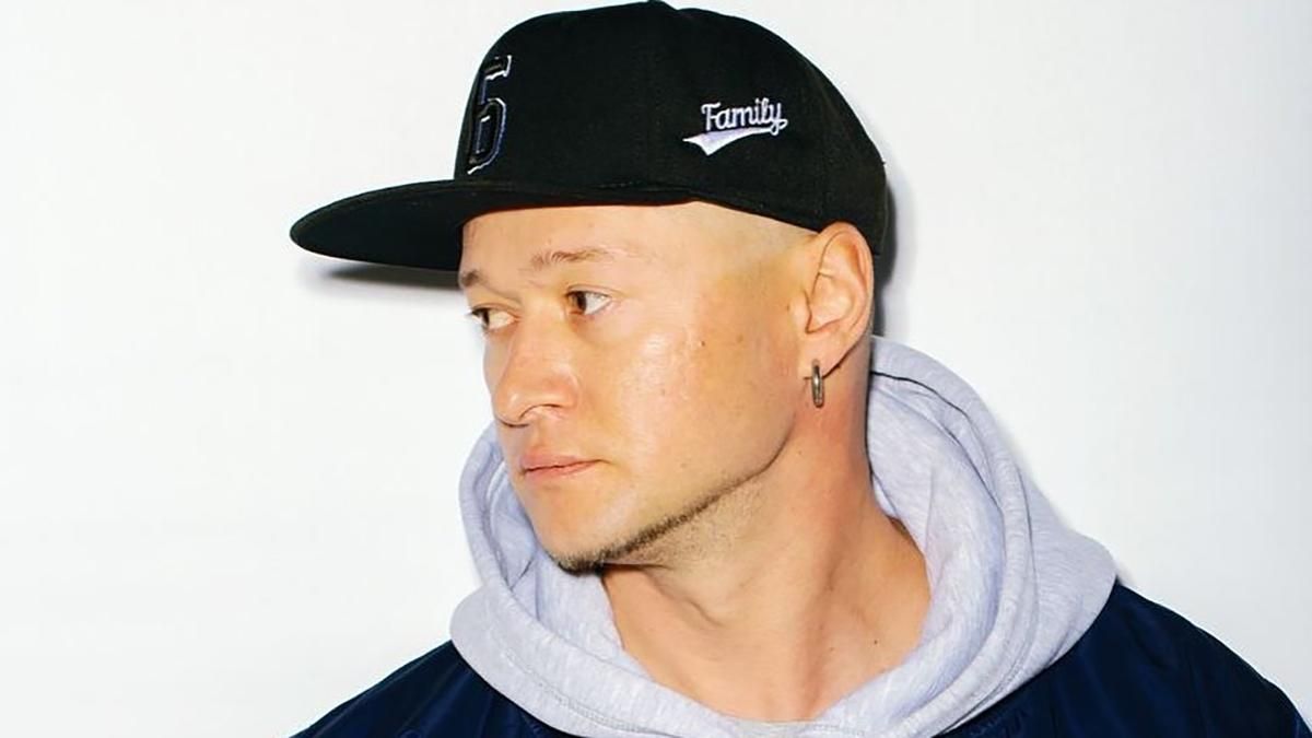 "Ніхто нас звідси не вижене": Хливнюк з "Бумбоксу" вийшов на патріотичний мітинг у Маріуполі - Showbiz "Ніхто нас звідси не вижене": Хливнюк з "Бумбоксу" вийшов на патріотичний мітинг у Маріуполі - Showbiz