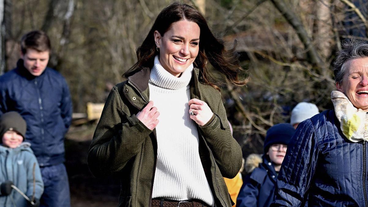 В молочном свитере и куртке: Кейт Миддлтон посетила детский сад в Копенгагене В молочном свитере и куртке: Кейт Миддлтон посетила детский сад в Копенгагене